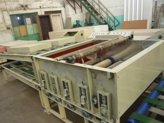 Machine de formage de panneaux muraux personnalisés 2270 mm -3000 mm Longueur du panneau 12 mois Garantie